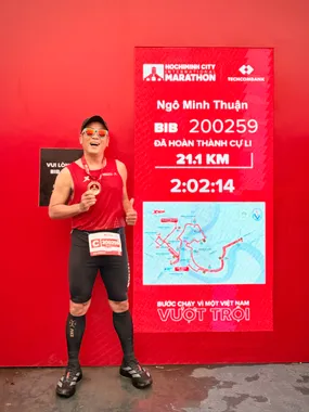Thuận cùng huy chương và bảng thành tích Techcombank Marathon