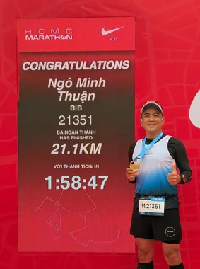 Thuận cùng huy chương và bảng thành tích HCMC Marathon 2026