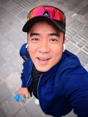 Thuận đội mũ đen và khoác khăn xanh sau buổi chạy