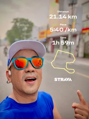Thuận với kính chạy màu cam sau buổi chạy 21 km