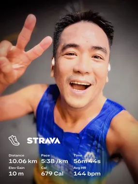 Thuận giơ tay chào sau buổi chạy 10 km