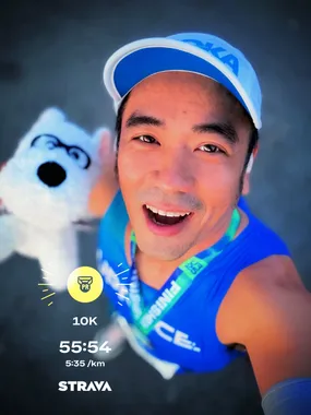Thuận cùng huy chương UpRace và kỷ niệm 10 km
