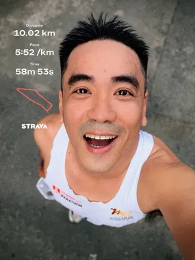 Thuận mặc áo chạy trắng sau buổi chạy 10 km